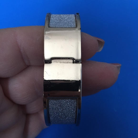 Women’s bangle bracelet - Picture 4 of 5